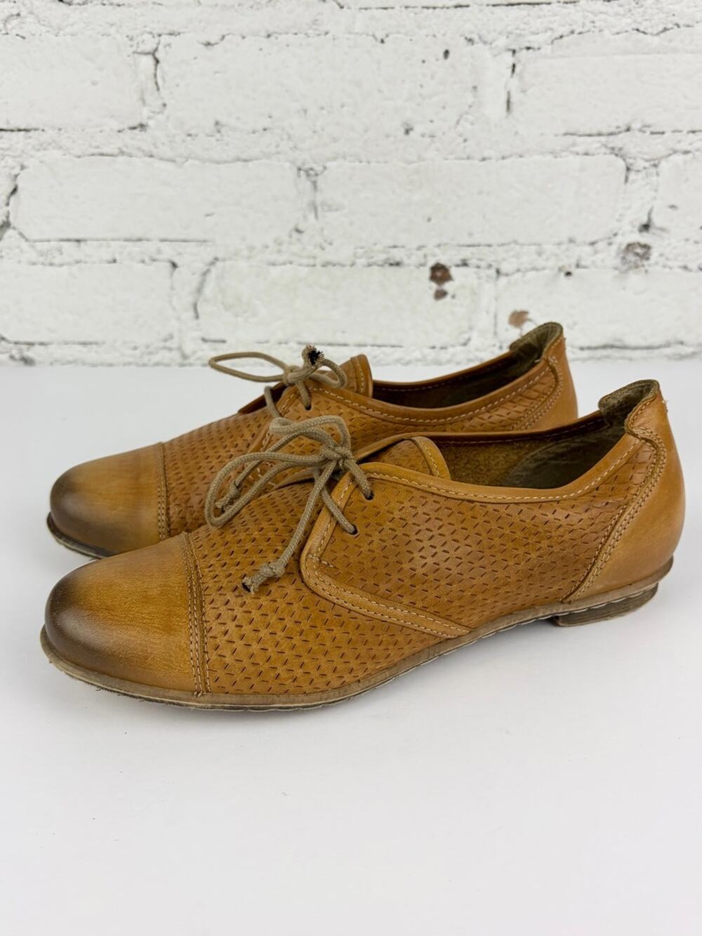 Taos Jiminy Brown Leather Burnished Toe Laced Perforated Sneaker Loafers 39
